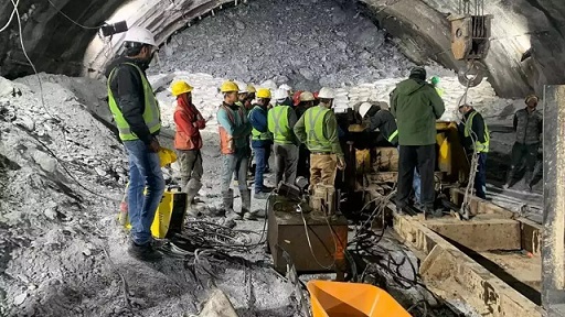 उत्तराखंड सुरंग में फंसे श्रमिकों को बचाने का अभियान अंतिम चरण में पहुंचा... पढ़े पूरी खबर 