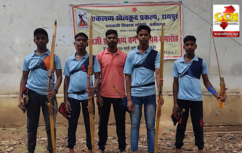 वनवासी विकास समिति ने दी कोचिंग, नक्सल इलाक़े के चार तीरंदाज़ अब राज्य अकादमी में सीखेंगे तीरंदाज़ी के गुर
