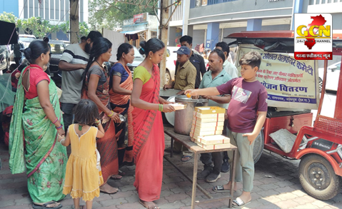 हनुमान जयंती के अवसर पर संस्था अवाम ए हिन्द द्वारा जरूरतमंदों एवं अस्पताल में मरीजों के परिजनों को स्वादिष्ट भोजन के साथ मिष्ठान का वितरण किया गया