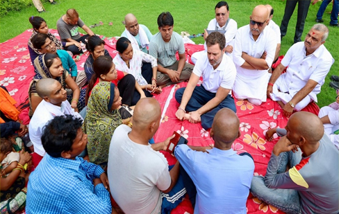 राहुल गांधी मणिपुर दौरे पर पहुंचे, बाढ़ प्रभावित लोग से मिले...