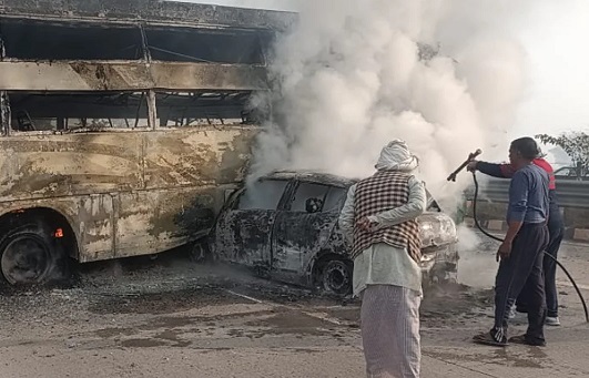 यमुना एक्सप्रेसवे पर भीषण सड़क हादसा, बस से जा टकराई तेज रफ्तार कार, 5 लोगों की जिंदा जलकर मौत 