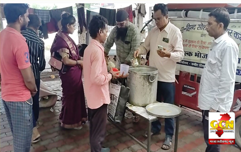छत्तीसगढ़ी लोक तिहार हरेली के अवसर पर संस्था, अवाम ए हिन्द ने असहाय, बेसहारों, मरीजों के परिजनों को गर्म स्वादिष्ट भोजन का किया वितरण : मो. सज्जाद खान
