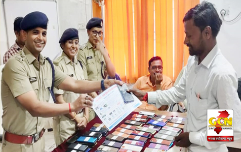महासमुन्द पुलिस ने गुम 200 मोबाईल बरामद कर मोबाइल के मालिकों  को किया सुपुर्द ।