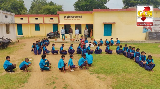 छात्र छात्राओं ने मानव श्रृंखला बनाकर दिया मतदाता जागरूकता का संदेश