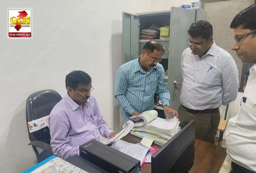 संभागायुक्त श्री कावरे ने किया खैरागढ़ कलेक्टर कार्यालय का औचक निरीक्षण, अनुपस्थित कर्मचारियों पर गिरी गाज संभागायुक्त श्री कावरे ने किया खैरागढ़ कलेक्टर कार्यालय का औचक निरीक्षण, अनुपस्थित कर्मचारियों पर गिरी गाज