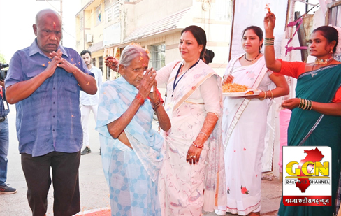 आदर्श मतदान केन्द्रों में मतदाताओं को तिलक लगाकर एवं फूल बरसाकर किया स्वागत