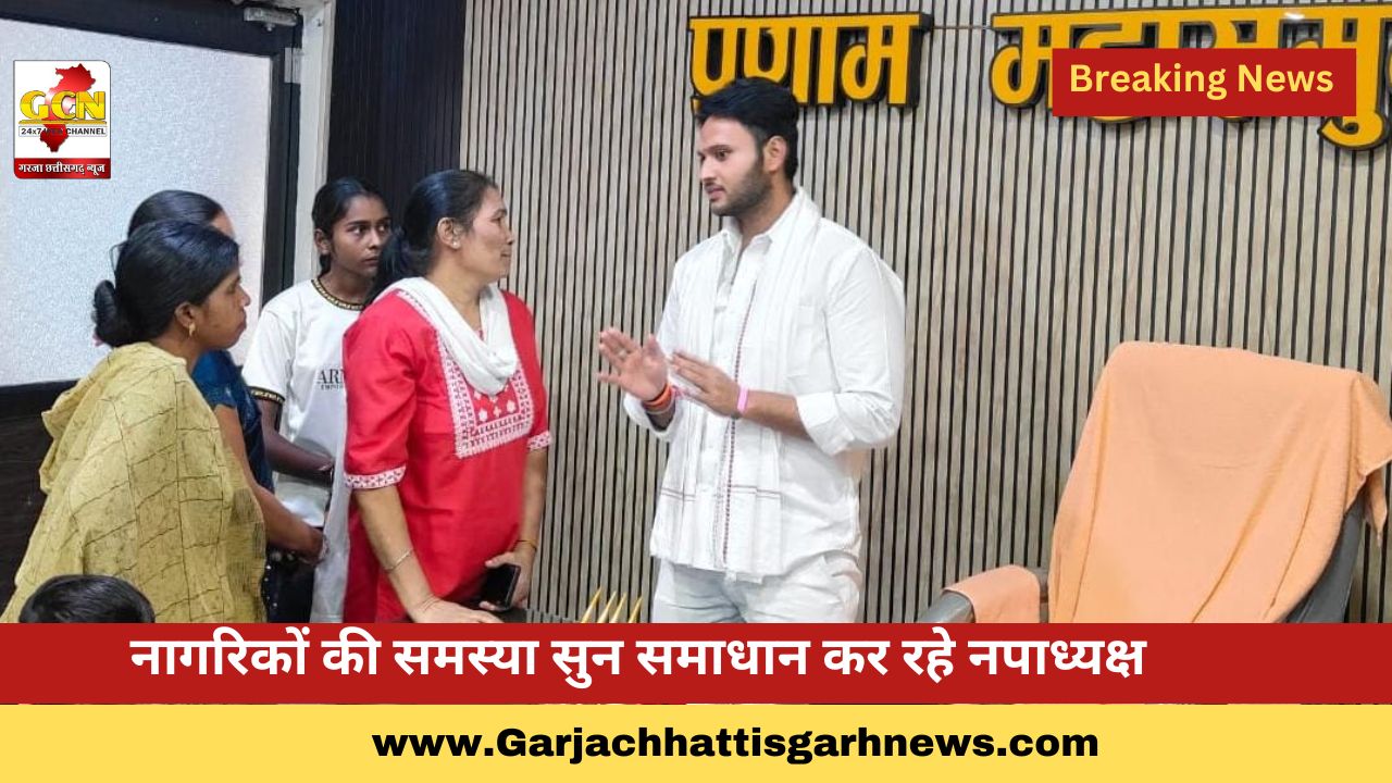 नागरिकों की समस्या सुन समाधान कर रहे नपाध्यक्ष