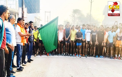 विधायक योगेश्वर राजू सिन्हा ने हरी झंडी दिखाकर धावकों को किया रवाना