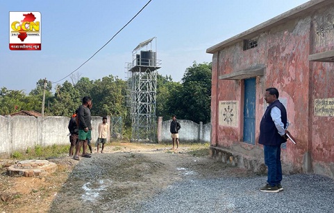 पहाड़ी कोरवाओं के गांव में पैदल चलकर पहुंचे बीईओ , स्कूल में लगा था ताला , दो टीचर मिले गायब 