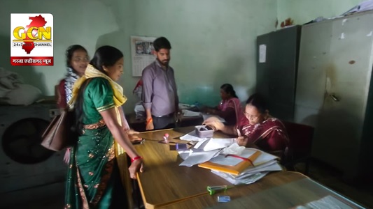 सूरजपुर तहसील कार्यालय में दो दिन से बिजली गुल, मोबाइल टॉर्च की रोशनी में काम करने को मजबूर कर्मचारी
