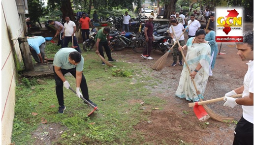 पुलिस अधीक्षक महासमुन्द श्री धर्मेन्द्र सिंह के द्वारा राष्ट्रपिता श्री महात्मा गांधी एवं श्री लाल बहादुर शास्त्री की जयंती पर स्वच्छता पखवाड़ा अभियान का किया गया आयोजन