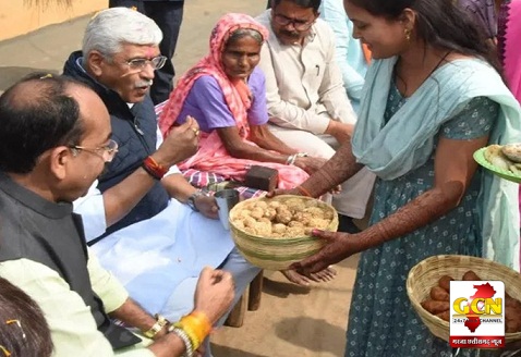 केन्द्रीय मंत्री गजेन्द्र सिंह शेखावत को कमार परिवारों ने खिलाया तिल का लड्डू...