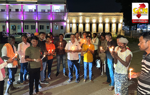 केंडल मौन जुलूस निकालकर महिला डॉक्टर को दी सैकड़ों लोगों की उपस्थिति में श्रद्धांजलि दी साथ ही आरोपियों को फांसी देने की मांग- जन समर्पण सेवा सँस्था केंडल मौन जुलूस निकालकर महिला डॉक्टर को दी सैकड़ों लोगों की उपस्थिति में श्रद्धांजलि दी साथ ही आरोपियों को फांसी देने की मांग- जन समर्पण सेवा सँस्था