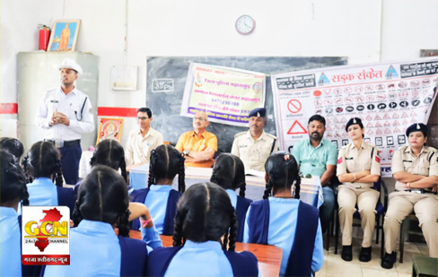 यातायात संबंधित जानकारी एवं पाम्पलेट देकर स्कूली छात्र- छात्राओ को जागरूक किया। 