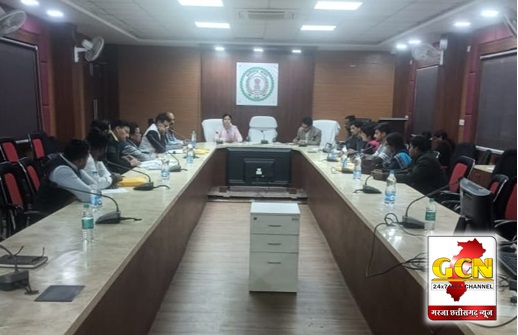 सीजीपीएससी के सफल संपादन के लिए जिला संयुक्त कार्यालय में केन्द्राध्यक्षों की ली गई बैठक