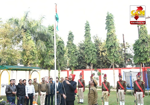 कलेक्टर श्री प्रभात मलिक ने कलेक्टोरेट में फहराया राष्ट्रीय ध्वज